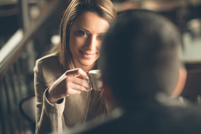 Mann und Frau im Cafe beim Dating