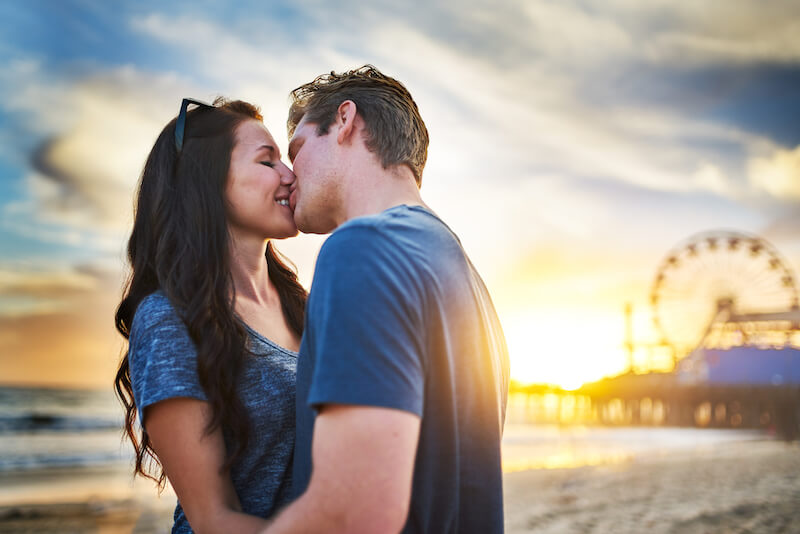 Paar küsst sich am Strand
